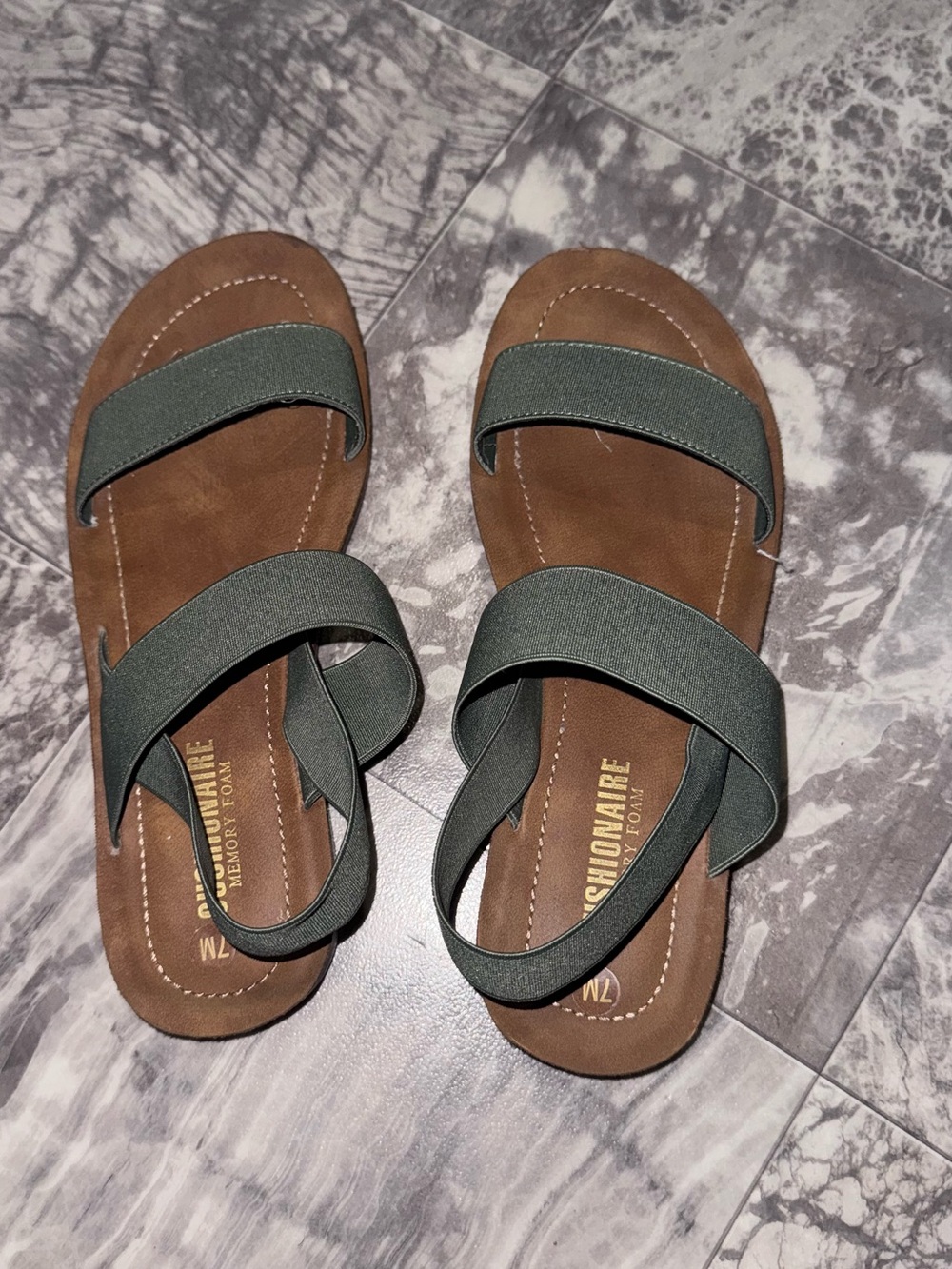CUSHIONAIRE Women’s Olive Green Stretch Strap Sandals Size 7M